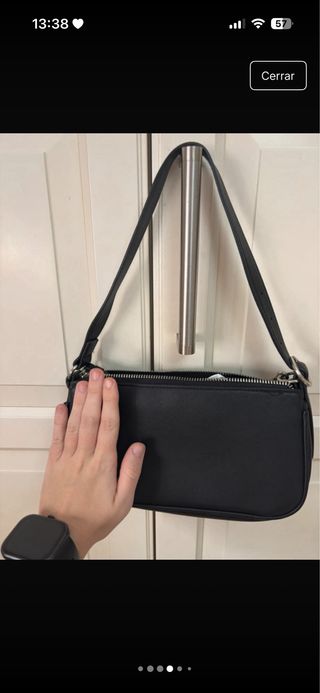 Bolso de hombro negro con tachuelas y de piel.