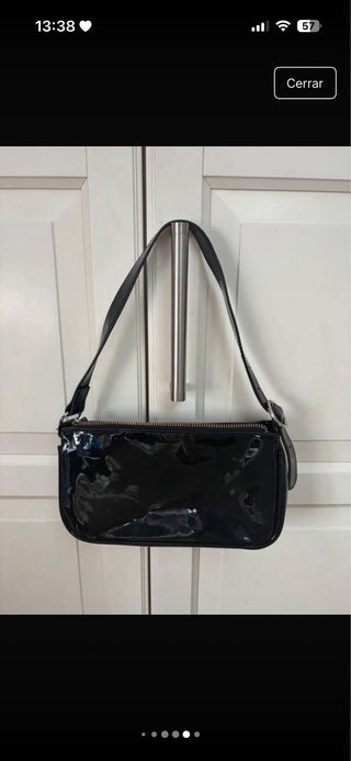 Bolso de hombro negro con tachuelas y de piel.