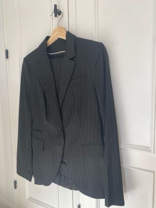 Traje de chaqueta y pantalón negro mujer