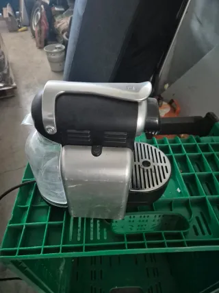 Cafetera Nespresso + Soporte Cápsulas