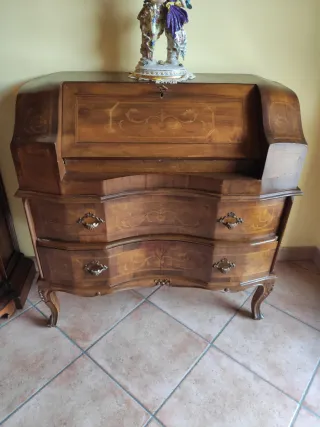 Mobiletto antico con anta ribalta e intarsi