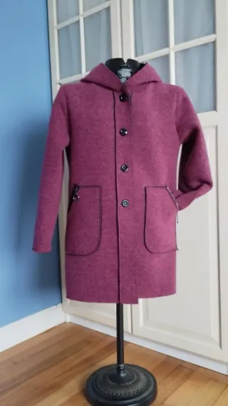 Abrigo con capucha morado