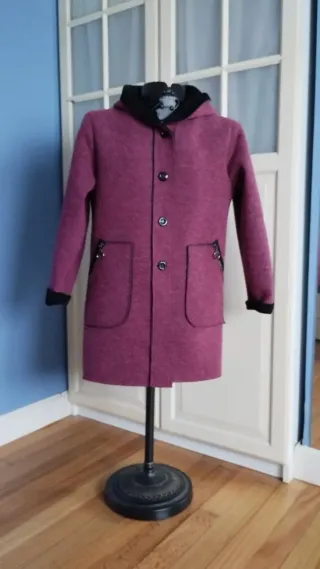 Abrigo con capucha morado