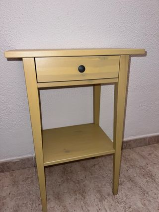 Mesita de noche amarilla madera
