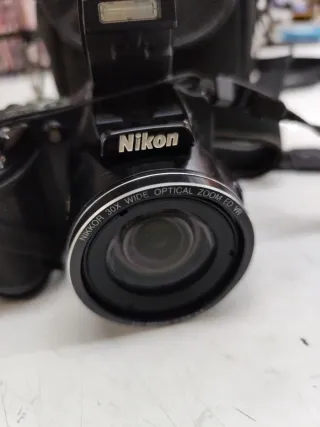 Cámara Nikon Negra con Bolso