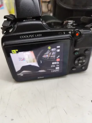 Cámara Nikon Negra con Bolso