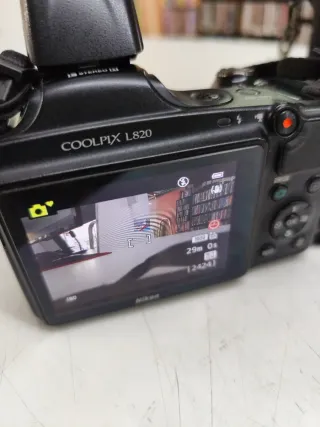 Cámara Nikon Negra con Bolso