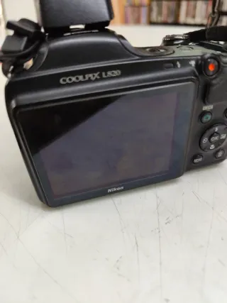 Cámara Nikon Negra con Bolso