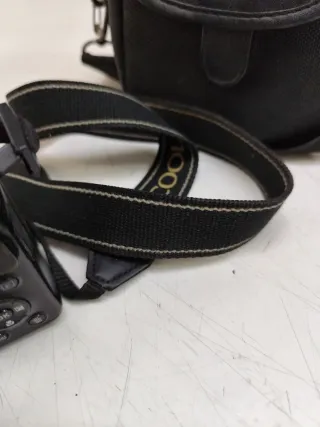 Cámara Nikon Negra con Bolso