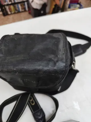 Cámara Nikon Negra con Bolso