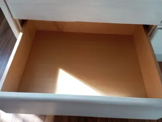 Cómoda de madera de pino para restaurar.