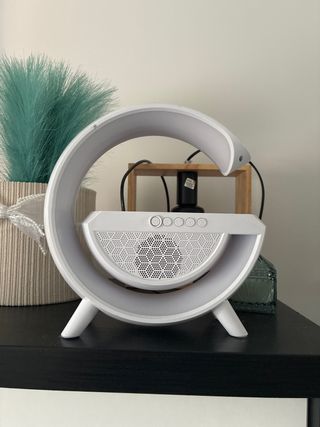 Radio Despertador Carga Inalámbrica y Lampara