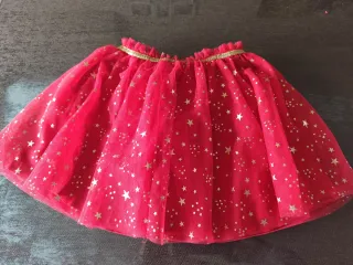 Falda roja con estrellas doradas
