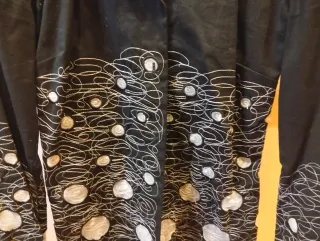 Camisa negra con lunares blancos