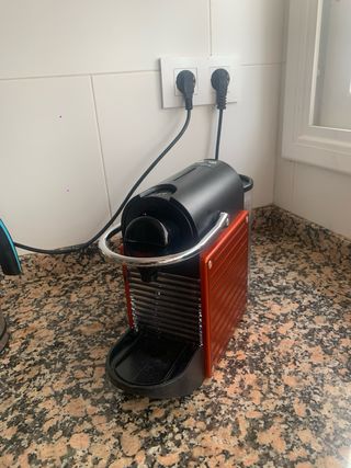Cafetera Nespresso Naranja y Negra