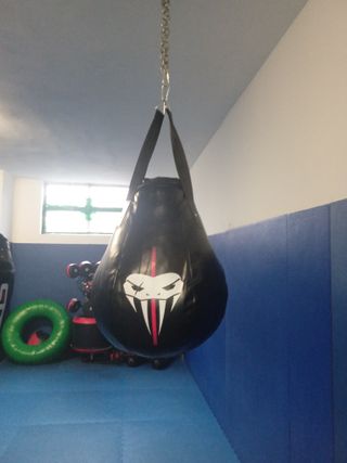 Sacco da boxe nero con logo