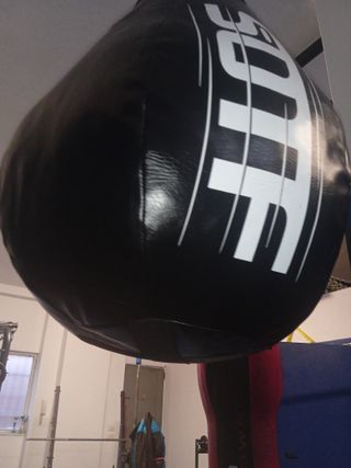 Sacco da boxe nero con logo