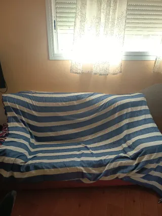 Sofá de tela gris y rosa