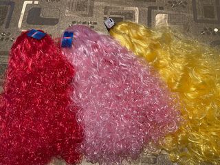 Pelucas rizadas de colores (rojo, rosa, amarillo)