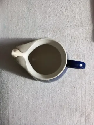 Jarra cerámica azul con borde dorado