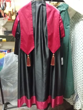 3 Togas Negras y Rojas de Raso