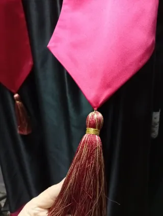 3 Togas Negras y Rojas de Raso