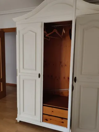 Armario de madera natural lacado en blanco