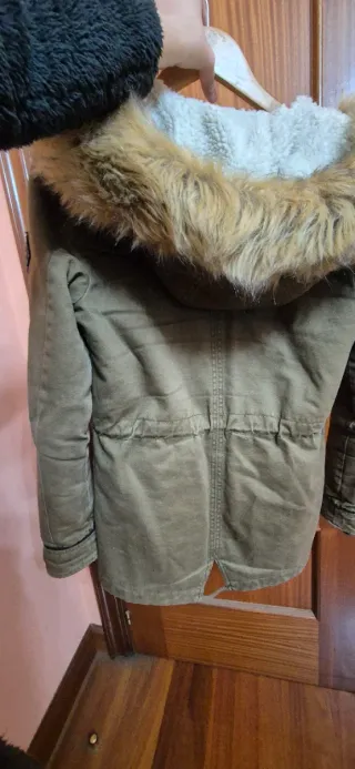 Chaqueta verde con capucha y pelo