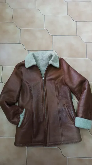 Chaquetón de piel vacuno, con forro borreguillo.