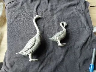 Pareja de patos de metal decorativos