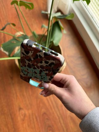 Funda iPhone 15 Pro Bimba y Lola