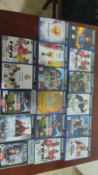 Consola PlayStation 2 con 2 mandos y 18 juegos