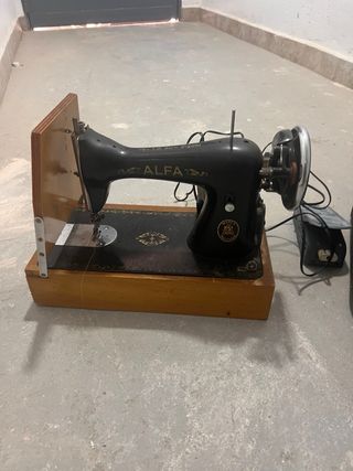 Máquina de coser Alfa antigua con maleta
