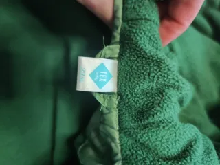 Abrigo verde con estampado de dinosaurios