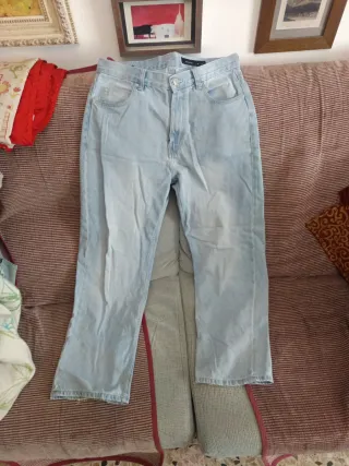 Lote 2 pantalones vaqueros chico y una sudadera.