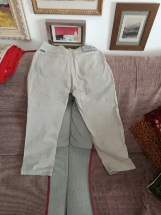 Lote 2 pantalones vaqueros chico y una sudadera.