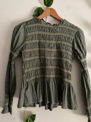 Blusa verde con bordado