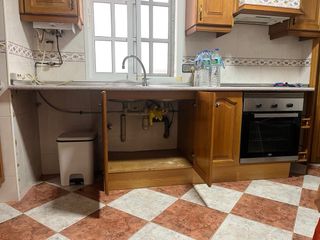 Cocina completa de madera de pino muy cuidada.