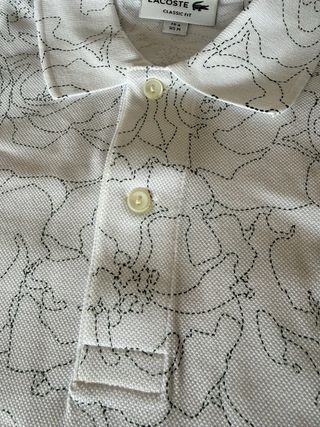 Polo Lacoste de manga corta con un diseño floral