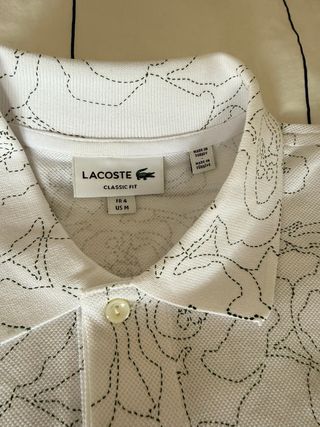 Polo Lacoste de manga corta con un diseño floral