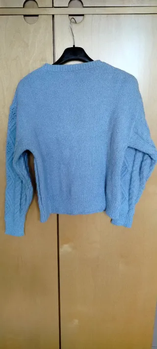 Maglione celeste lavorato a trecce