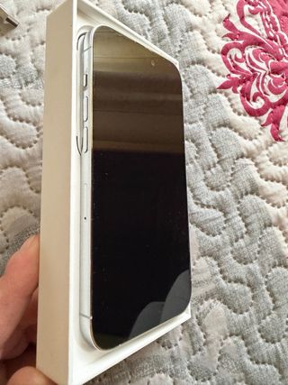 iPhone 14 Pro blanco y plata, como nuevo.