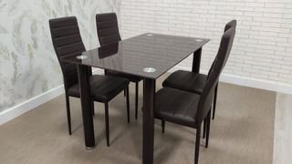 Mesa cristal y 4 sillas nuevas
