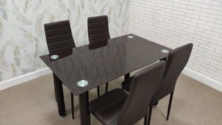 Mesa cristal y 4 sillas nuevas