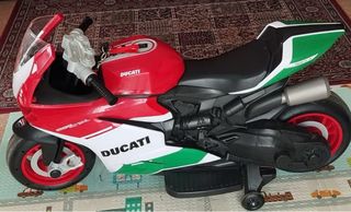 Moto Eléctrica Ducati Roja y Verde
