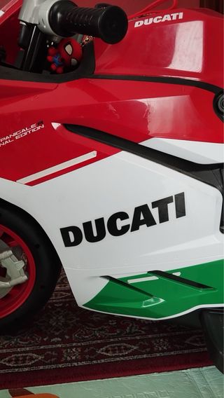 Moto Eléctrica Ducati Roja y Verde