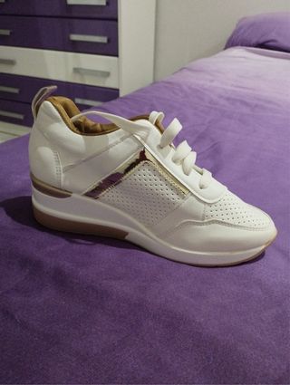 Zapatillas Unisex Blancas y Doradas