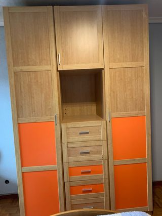Cama infantil con cabecero naranja