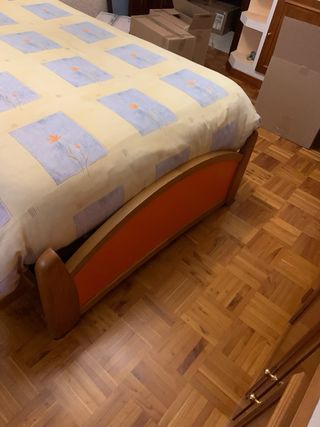 Cama infantil con cabecero naranja