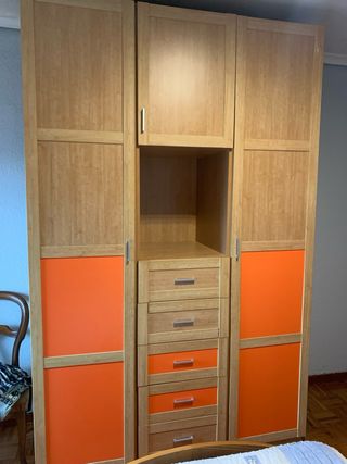 Cama infantil con cabecero naranja